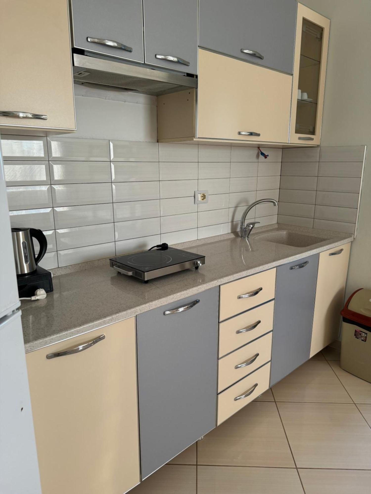 Kunevain Guest House Lezhë Екстериор снимка