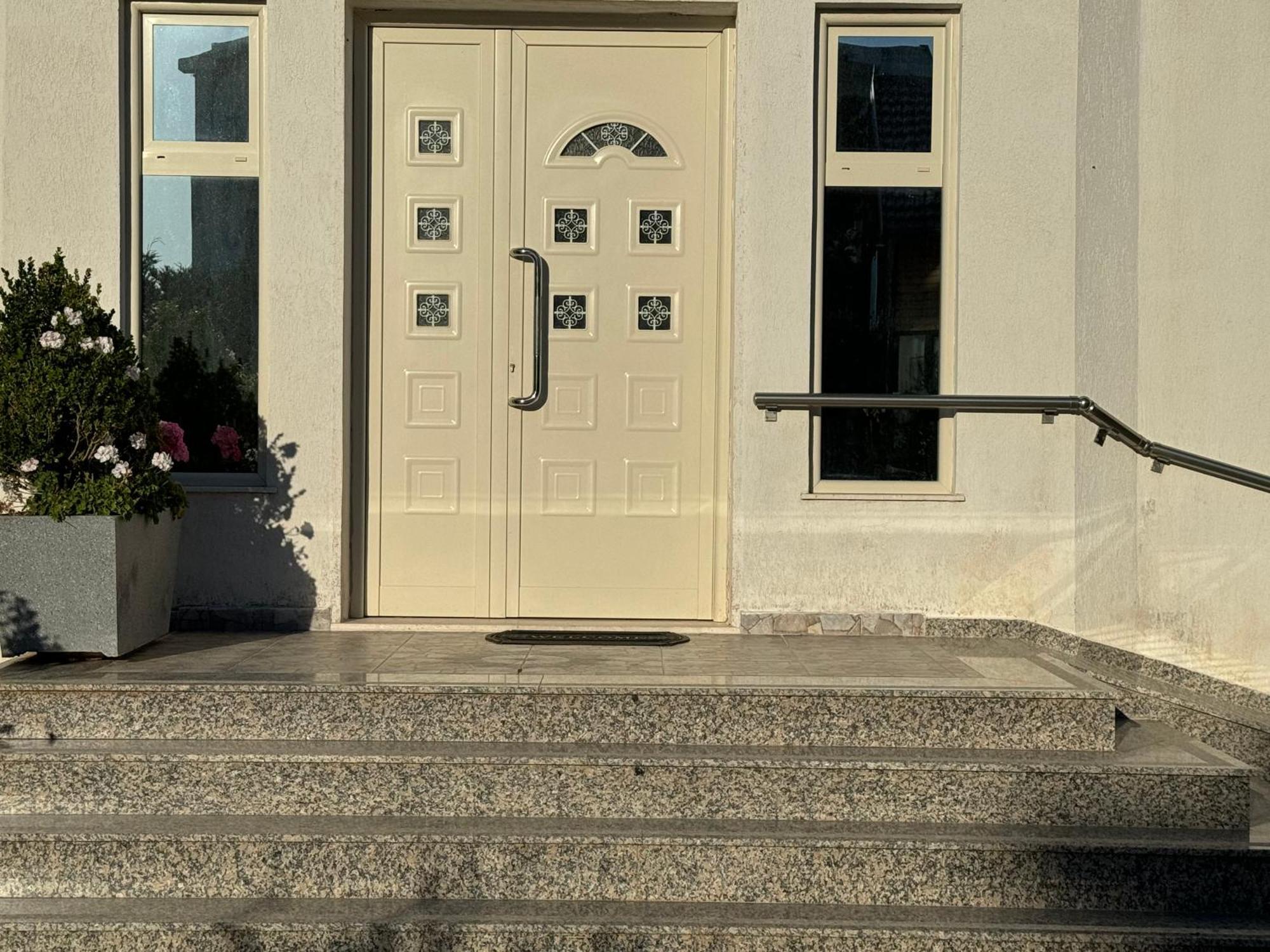 Kunevain Guest House Lezhë Екстериор снимка