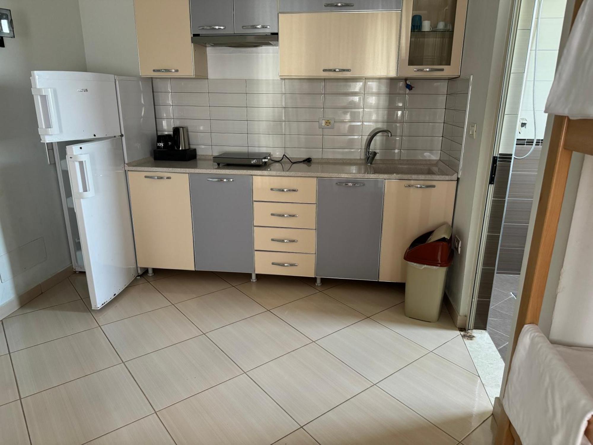 Kunevain Guest House Lezhë Екстериор снимка